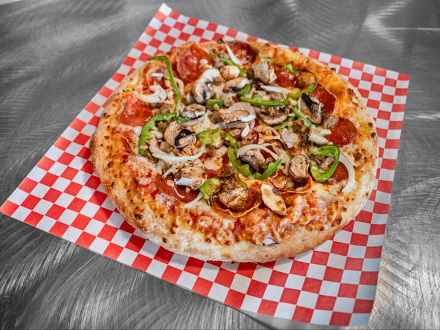 12" Deluxe Pizza.
